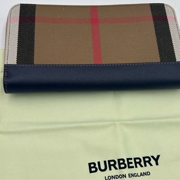 Women’s Burberry classic check zip around wallet made in Italy - Picture 3 of 11